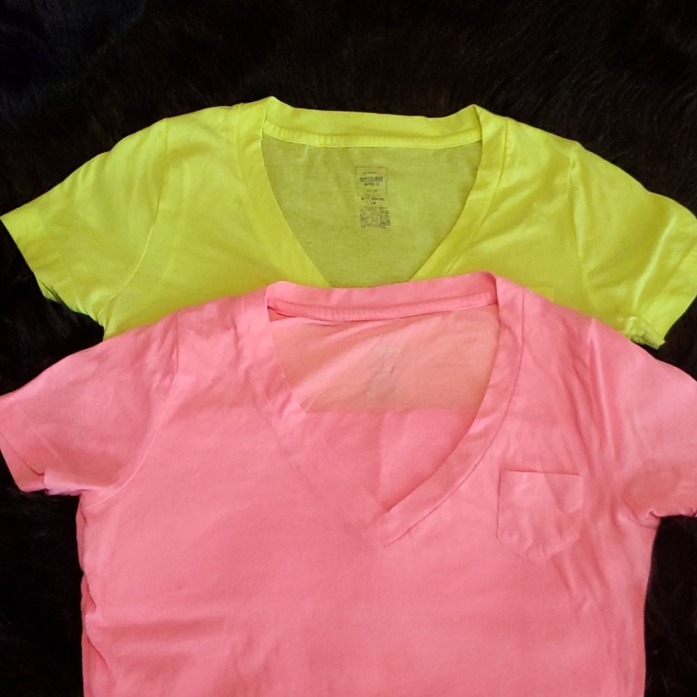 2/$15🦋 👕T-shirt bundle👕